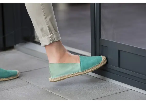 Barrierefreie Fliegengittertür mit flacher Schwelle wird problemlos mit Espadrilles passiert.